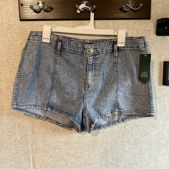 NWT 10 Wild Fable Light Wash Super High Rise Denim Jean Shorts - Picture 1 of 8